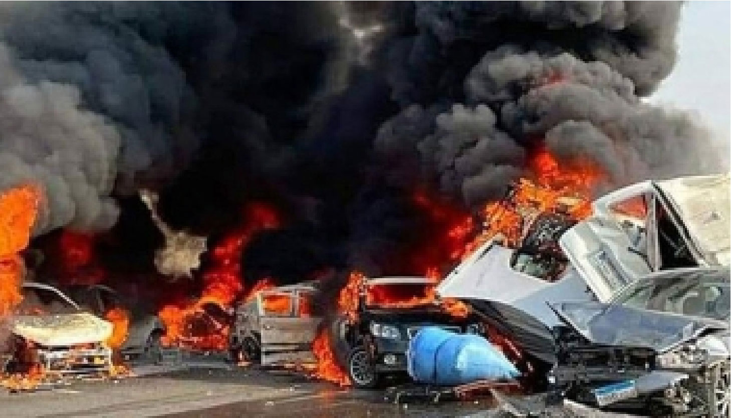 মিশরীয় মহাসড়কে একটি বাস