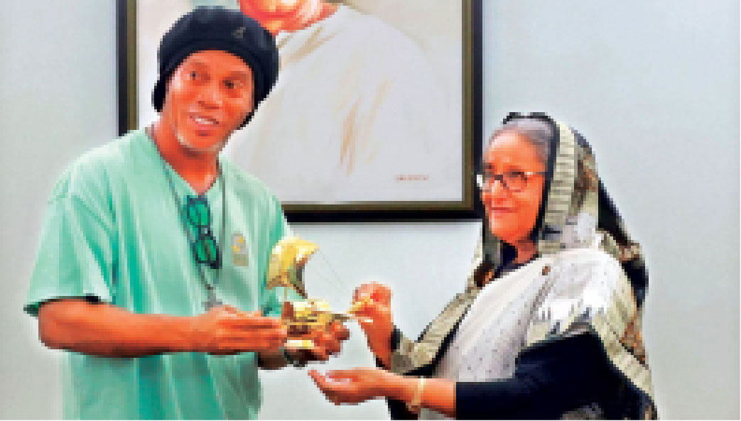 মুখের চিরচেনা মিষ্টি হাসি