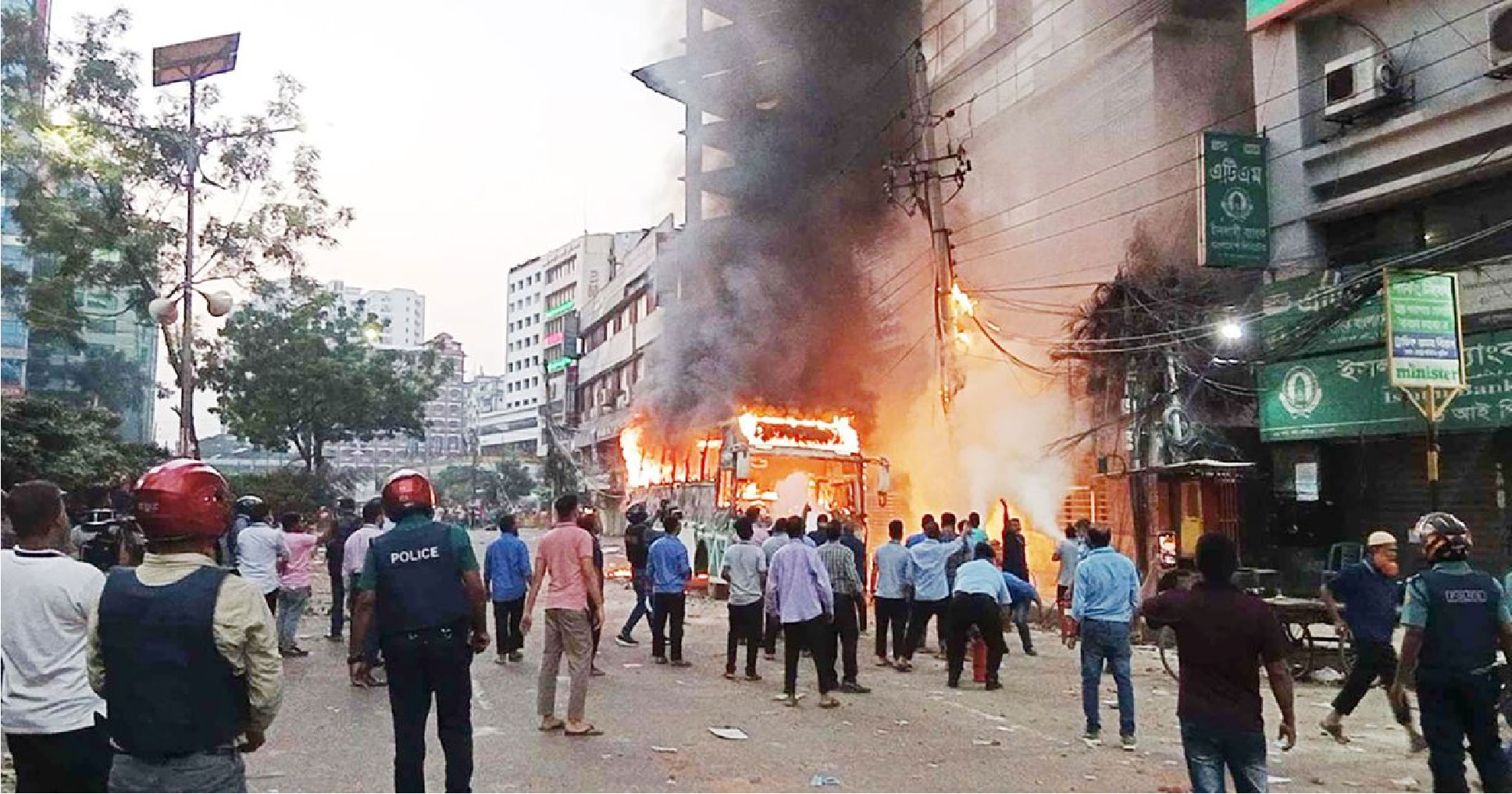 নৃশংসভাবে পুলিশ হত্যা
