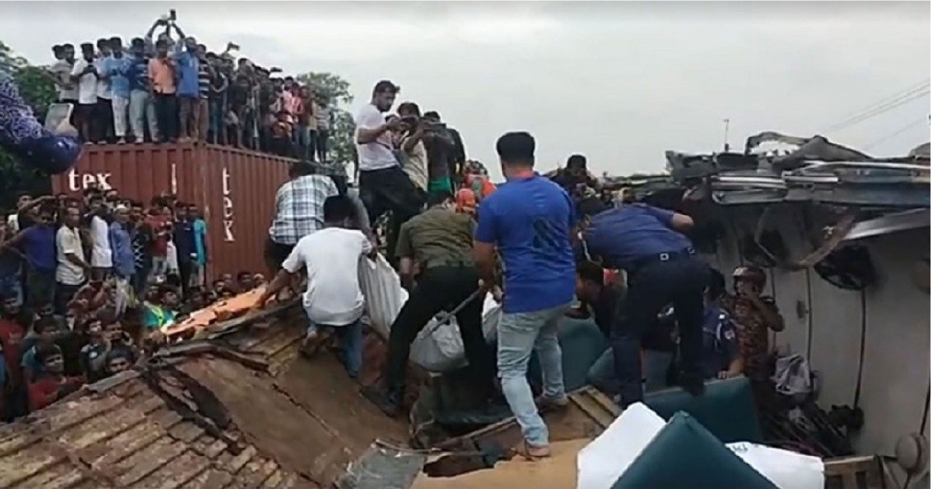 মর্মান্তিক ট্রেন দুর্ঘটনায় প্রাণ