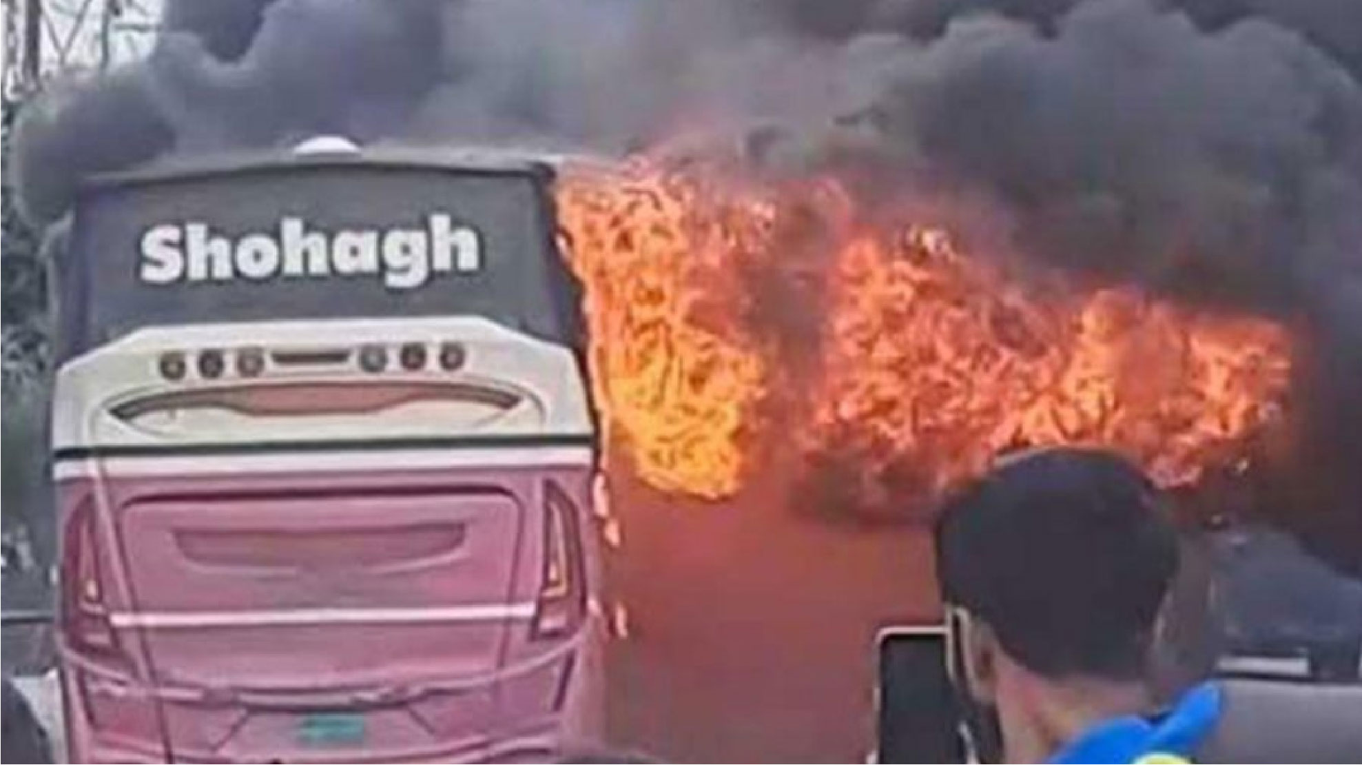 একটি বাসে হঠাৎ আগুন