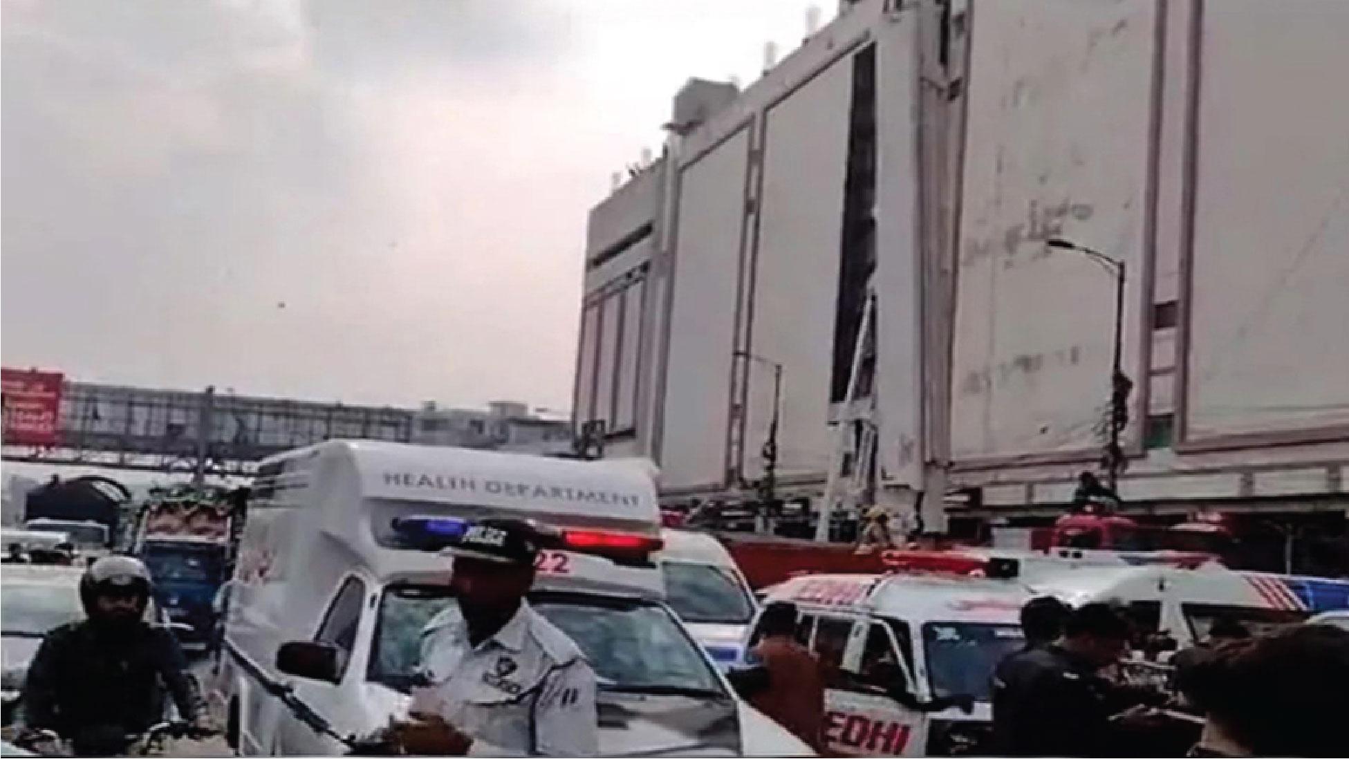 পাকিস্তানের একটি শপিংমলে আগুন