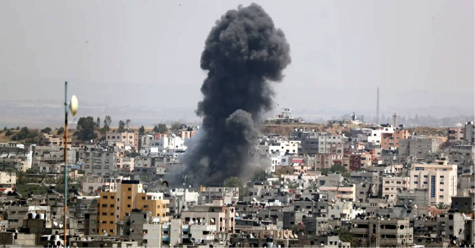 গাজায় বোমা হামলা