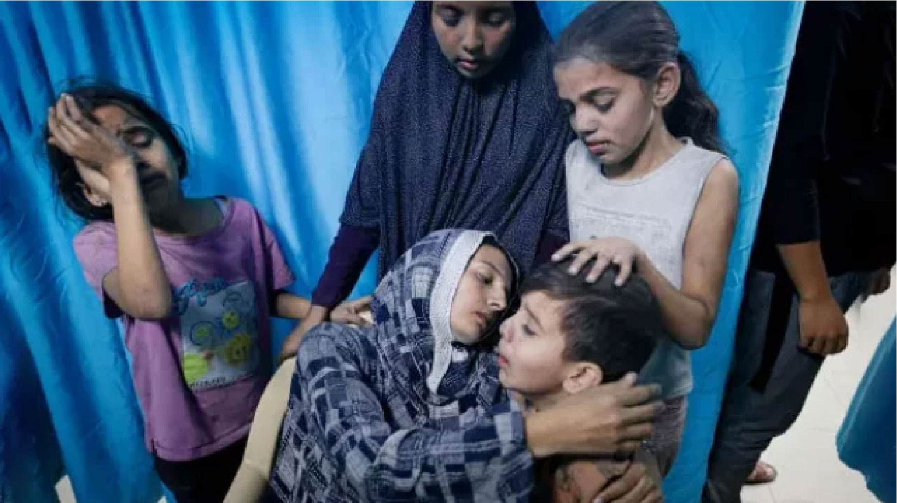 বর্বর হামলায় ধ্বংসস্তূপ