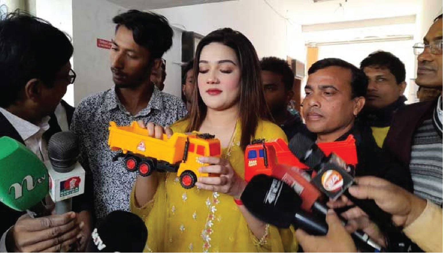 ট্রাক প্রতীক নিয়ে লড়াই