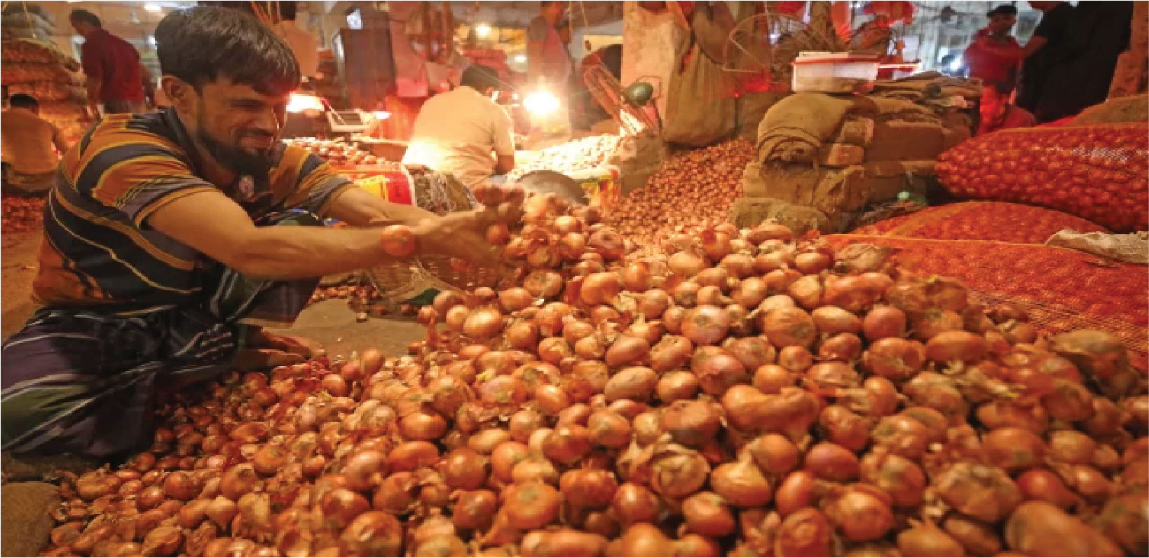 বেশি দামে পেঁয়াজ বিক্রি