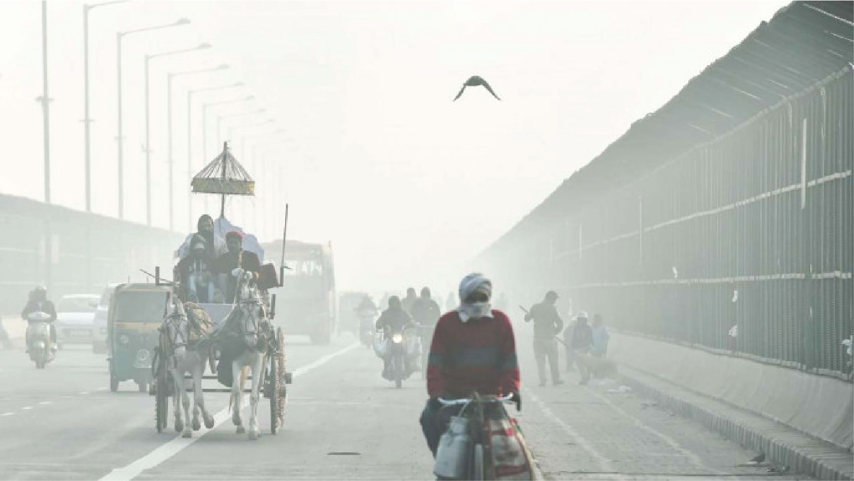 ফজরের নামাজ পড়ে কুয়াশাছন্ন