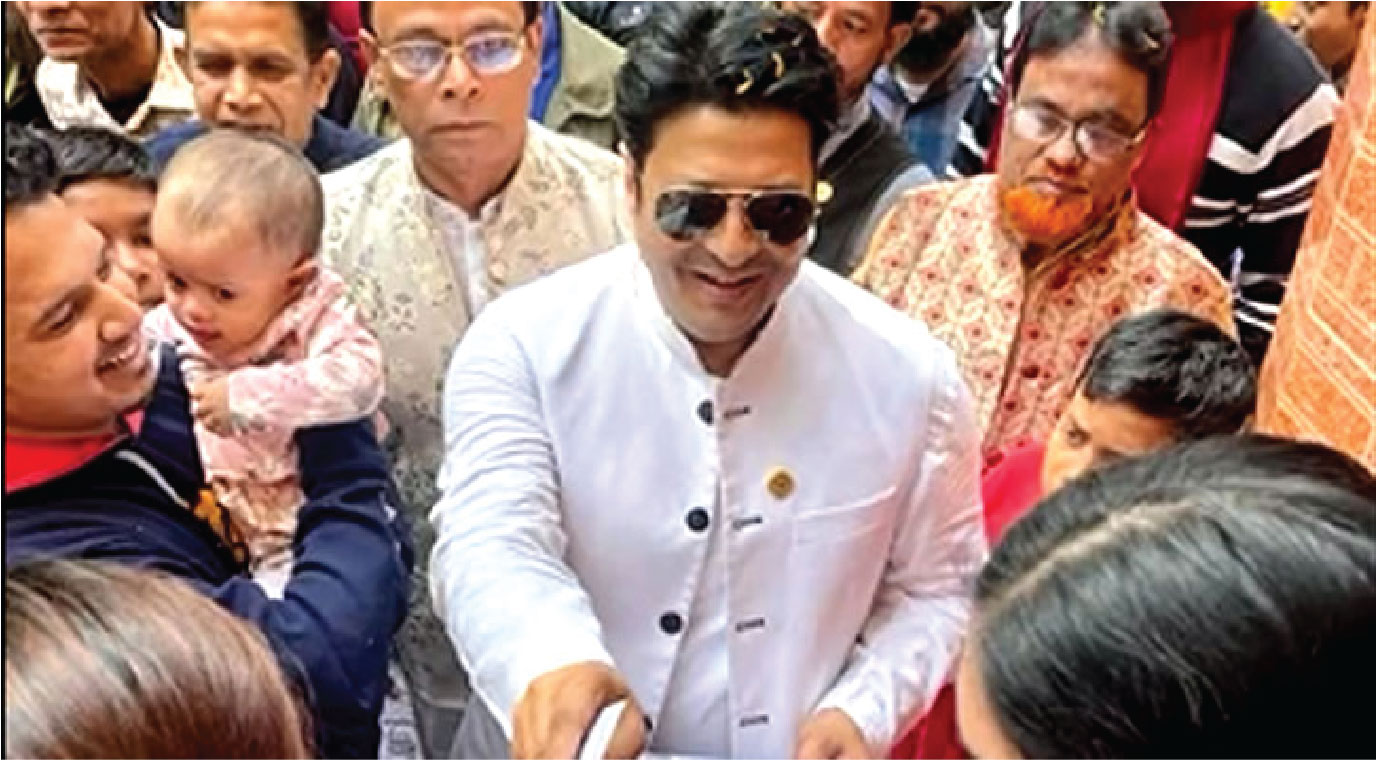 দরজায় কড়া নাড়ছে